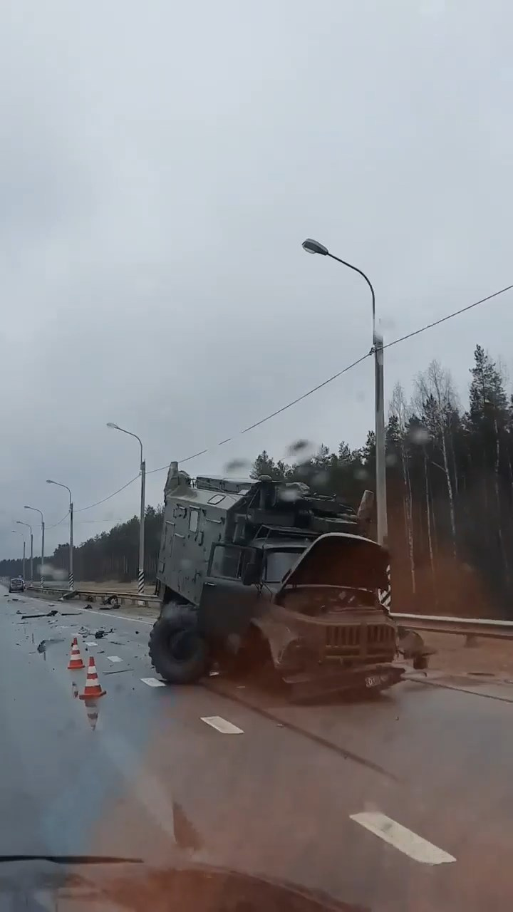 Военному грузовику вырвало мост в ДТП с самосвалом и легковой под Лугой -  15 апреля 2022 - ФОНТАНКА.ру