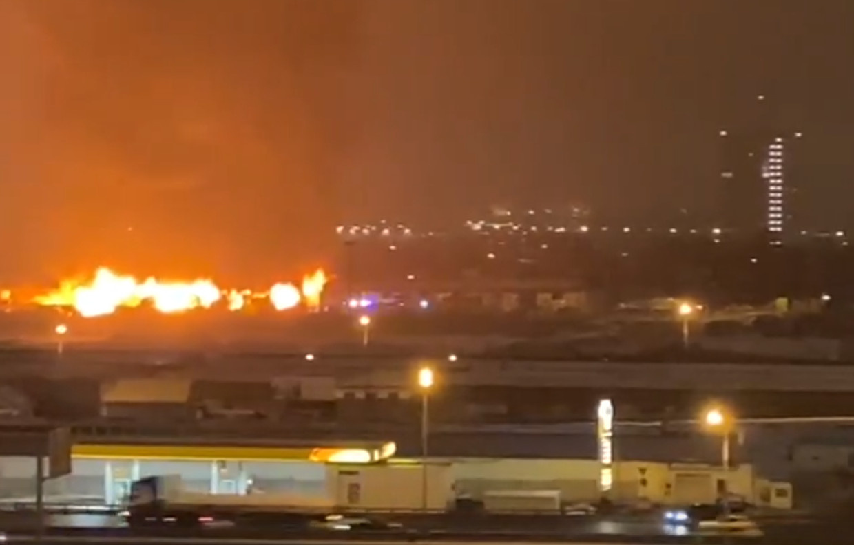На МКАД полыхает склад. Огонь охватил более 2 тысяч квадратных метров