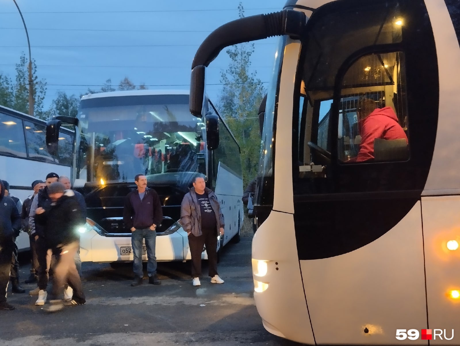 Первый автобус трогается с места Первый автобус трогается с места