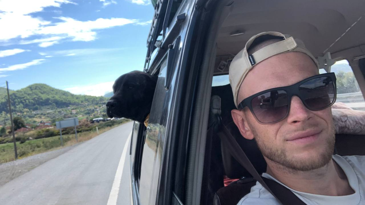 «Без Тайсона я бы сошел с ума»: екатеринбуржец в доме на колесах поехал в Турцию вместе со своим псом