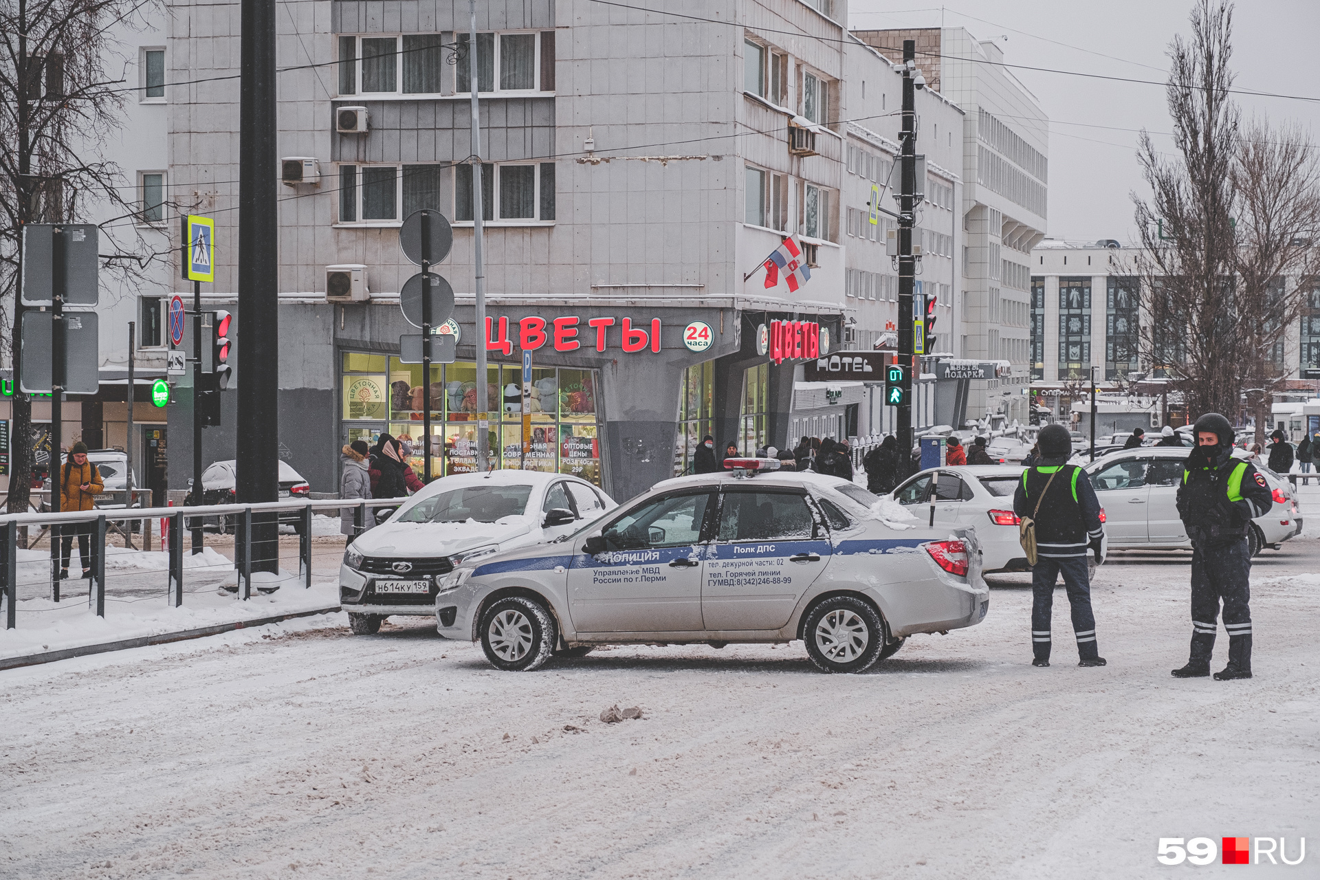 На месте дежурят полицейские На месте дежурят полицейские