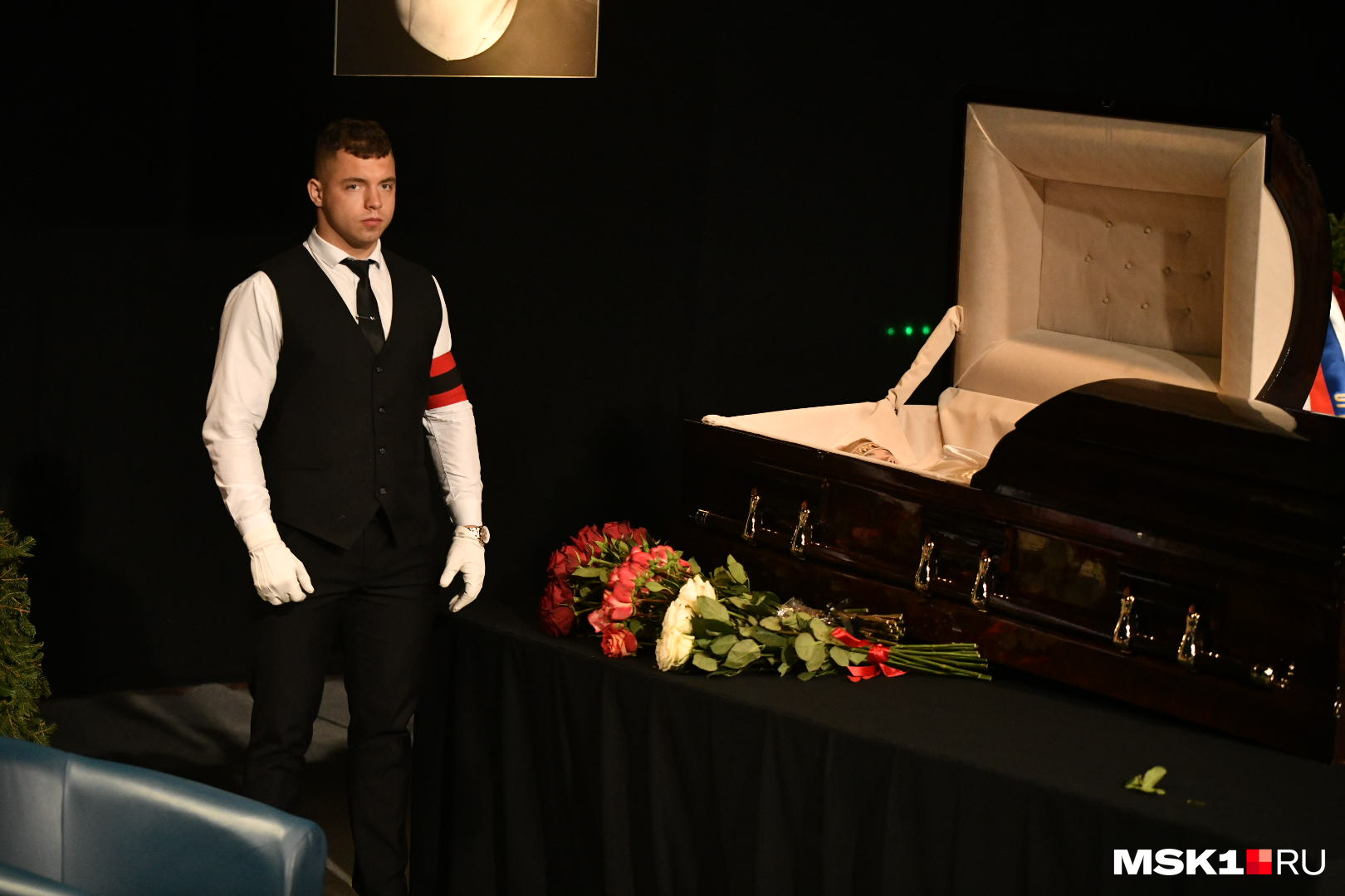 Прощание с Дарьей Дугиной гроб. Дугин на похоронах Дарьи Дугиной. Похороны Дарьи Дугиной в гробу.
