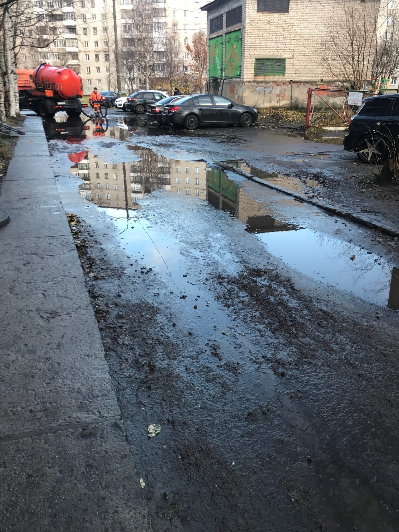 Администрация сада вынуждена регулярно вызывать машину для откачки воды Администрация сада вынуждена регулярно вызывать машину для откачки воды