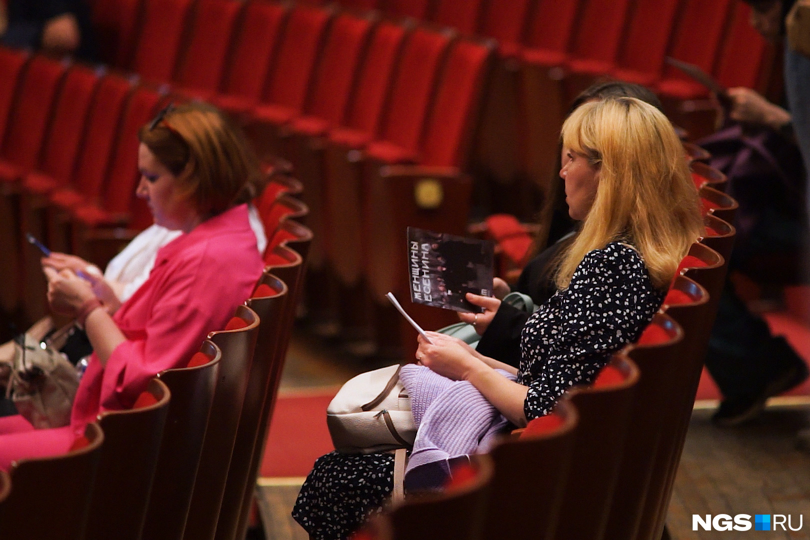 Зрители с нетерпением ждали начала спектакля