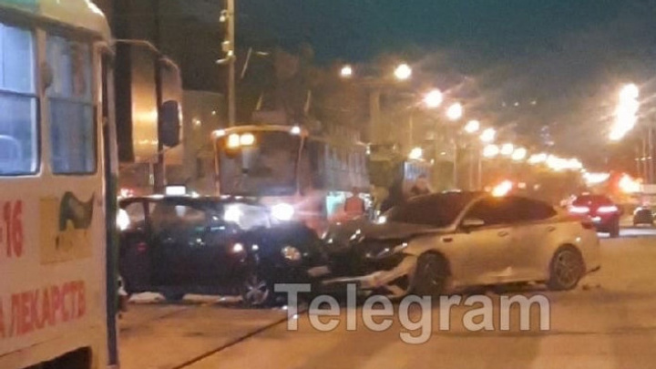 В центре Екатеринбурга девушка пострадала в ДТП на трамвайных путях