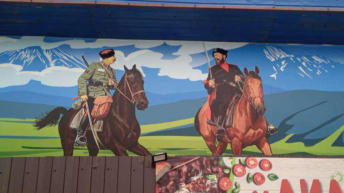 Шашлычную под Красноярском украсили огромным баннером с казаками-гитлеровцами
