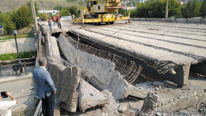 Парапет моста через Качу рухнул при ремонтных работах