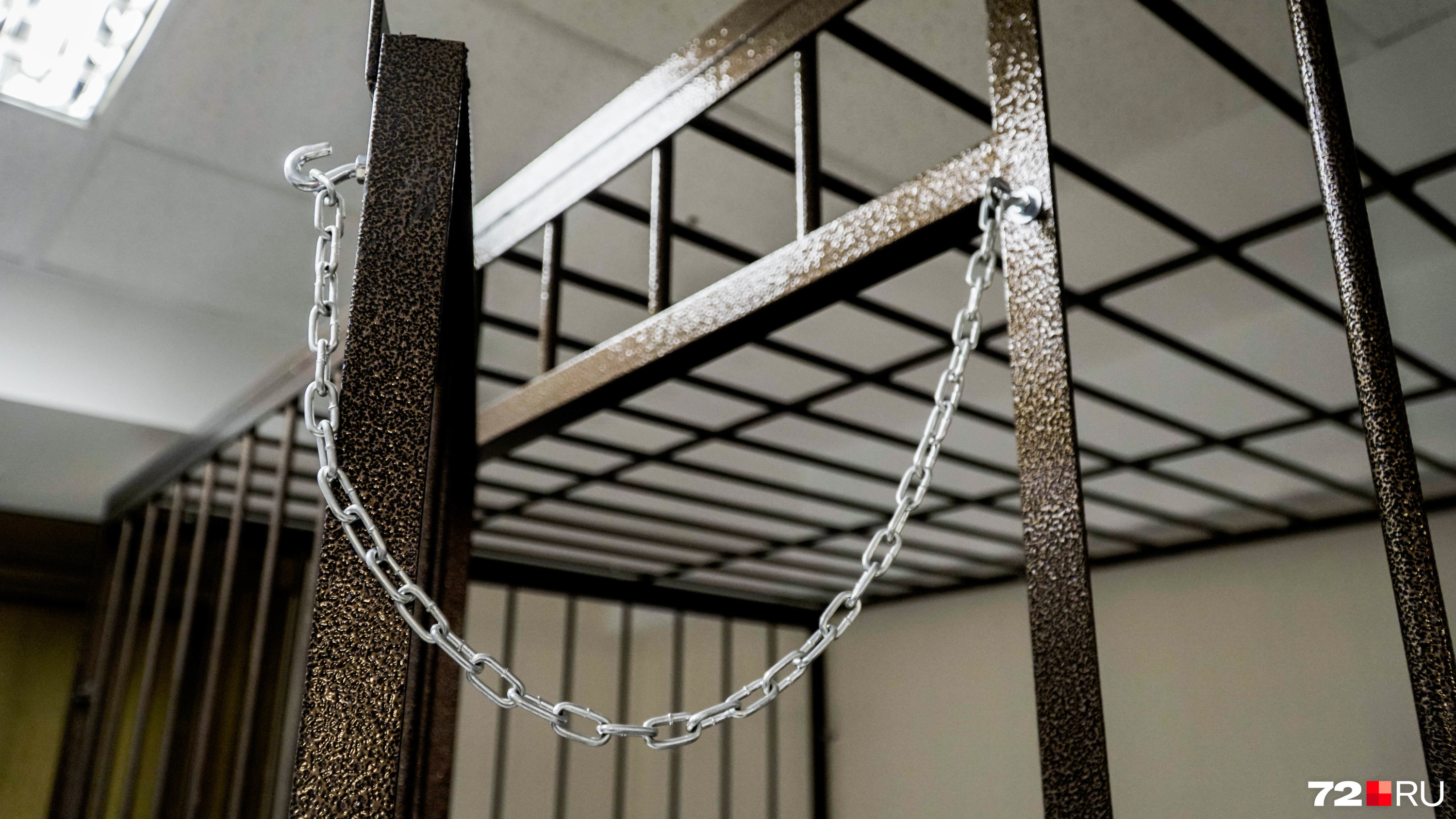 Судебный процесс могут закрыть по мотивированному определению суда. Это делается, чтобы предотвратить разглашение сведений о частной жизни участвующих в деле. Как правило, в закрытом формате проходят суды по делу об изнасилованиях, других надругательствах или издевательствах. Всегда закрывают суды по преступлениям в отношении несовершеннолетних Судебный процесс могут закрыть по мотивированному определению суда. Это делается, чтобы предотвратить разглашение сведений о частной жизни участвующих в деле. Как правило, в закрытом формате проходят суды по делу об изнасилованиях, других надругательствах или издевательствах. Всегда закрывают суды по преступлениям в отношении несовершеннолетних