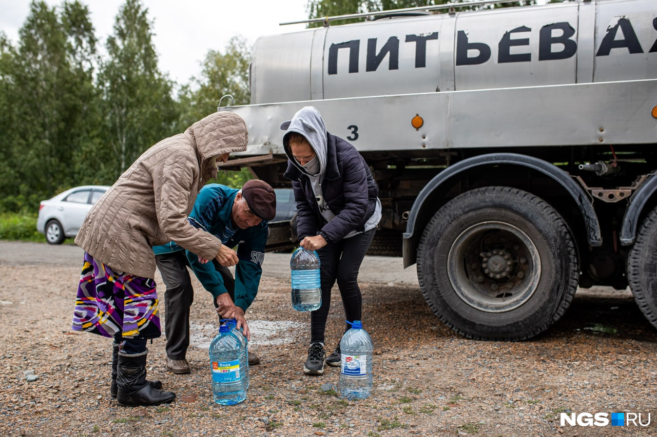 Те, у кого есть возможность, ездят за водой к ближайшим колонкам. Поэтому у цистерны воду набирают в основном пожилые люди Те, у кого есть возможность, ездят за водой к ближайшим колонкам. Поэтому у цистерны воду набирают в основном пожилые люди