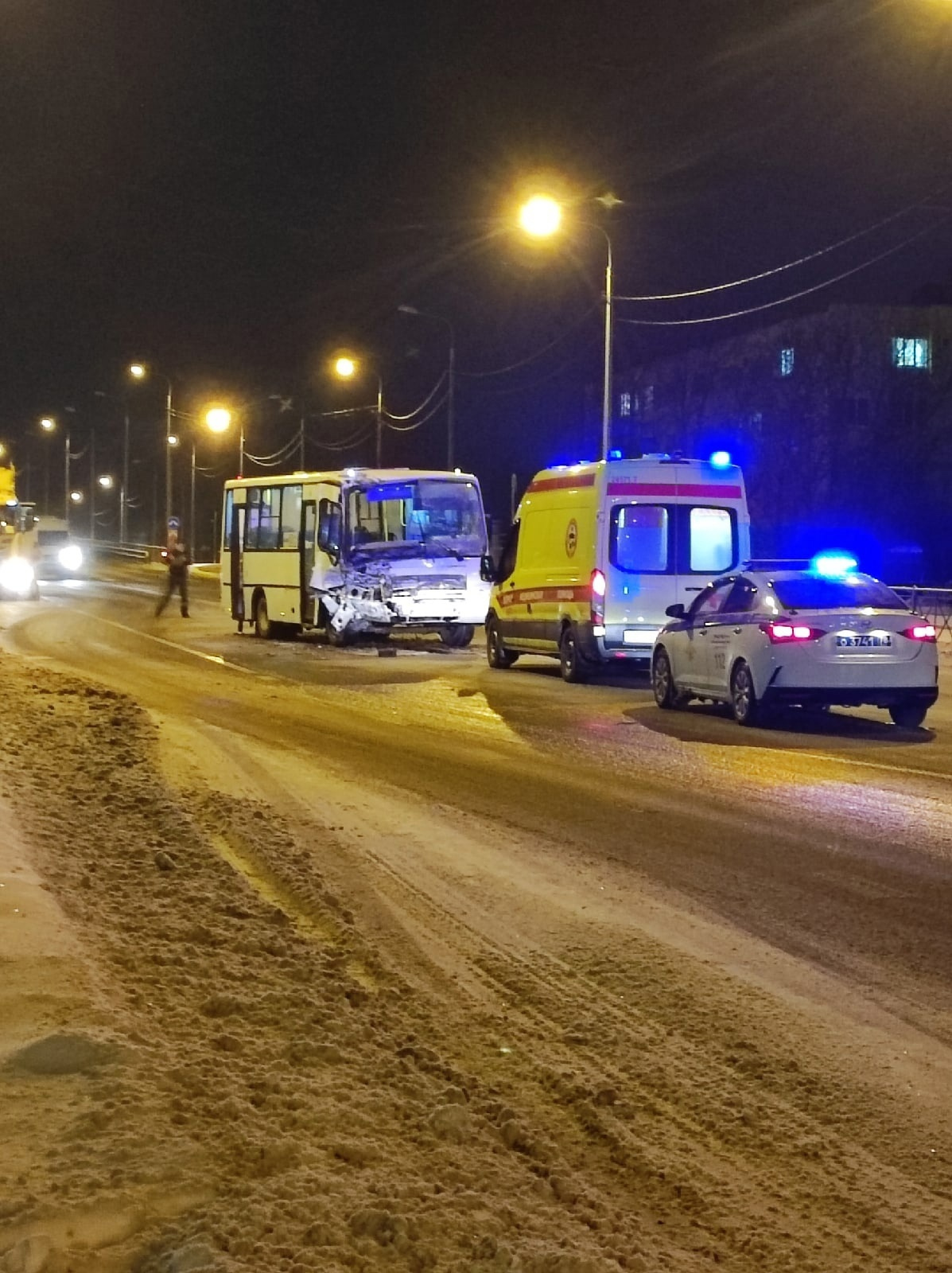 Фото ДТП с маршруткой и фурой в Красном Селе в Петербурге 8 декабря 2022 г.  - 8 декабря 2022 - ФОНТАНКА.ру