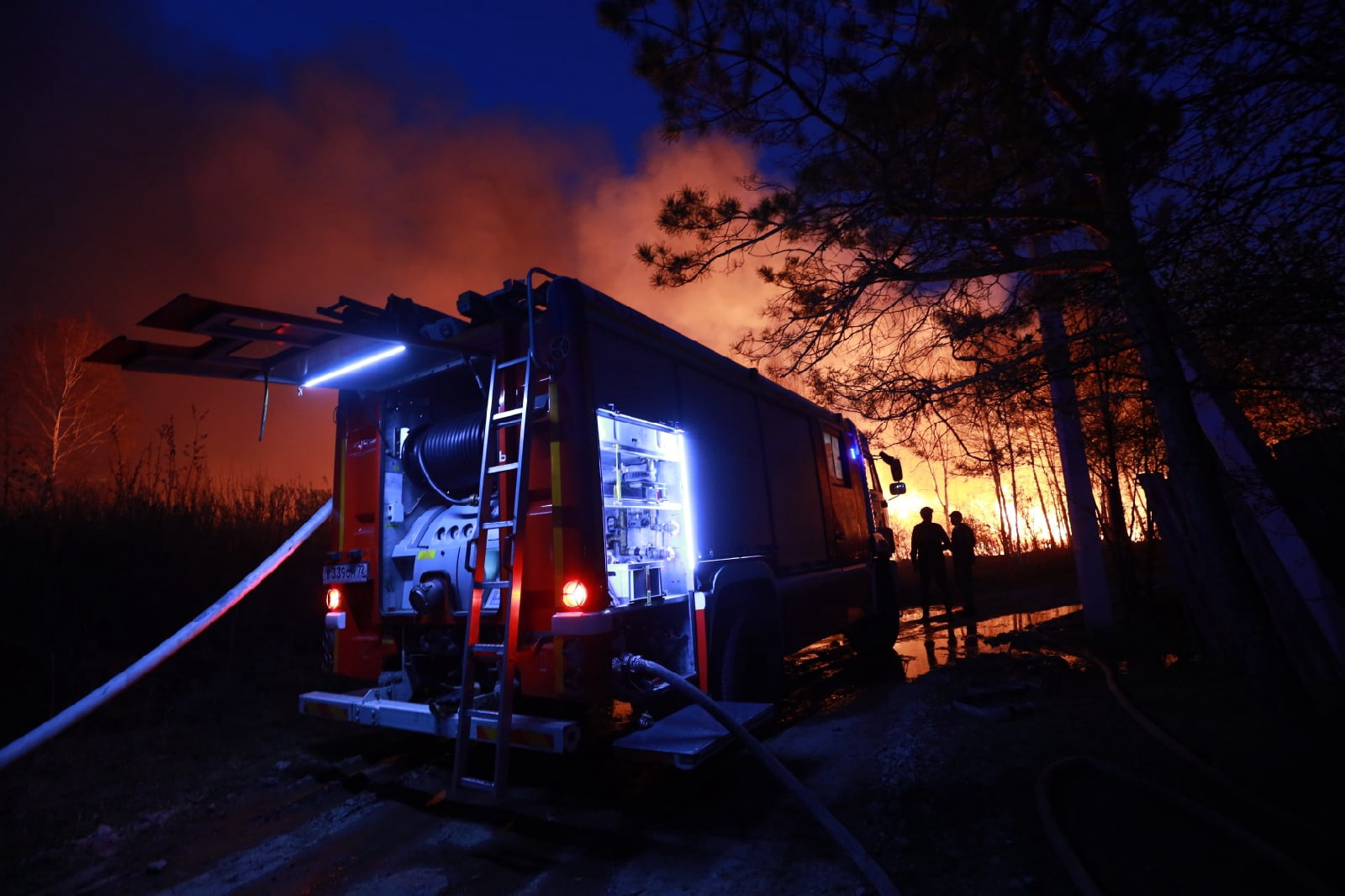 9 мая жителям СНТ «Якорь» было не до праздника. К их домам подошел огонь. Пожарные отбили пламя от жилых домов