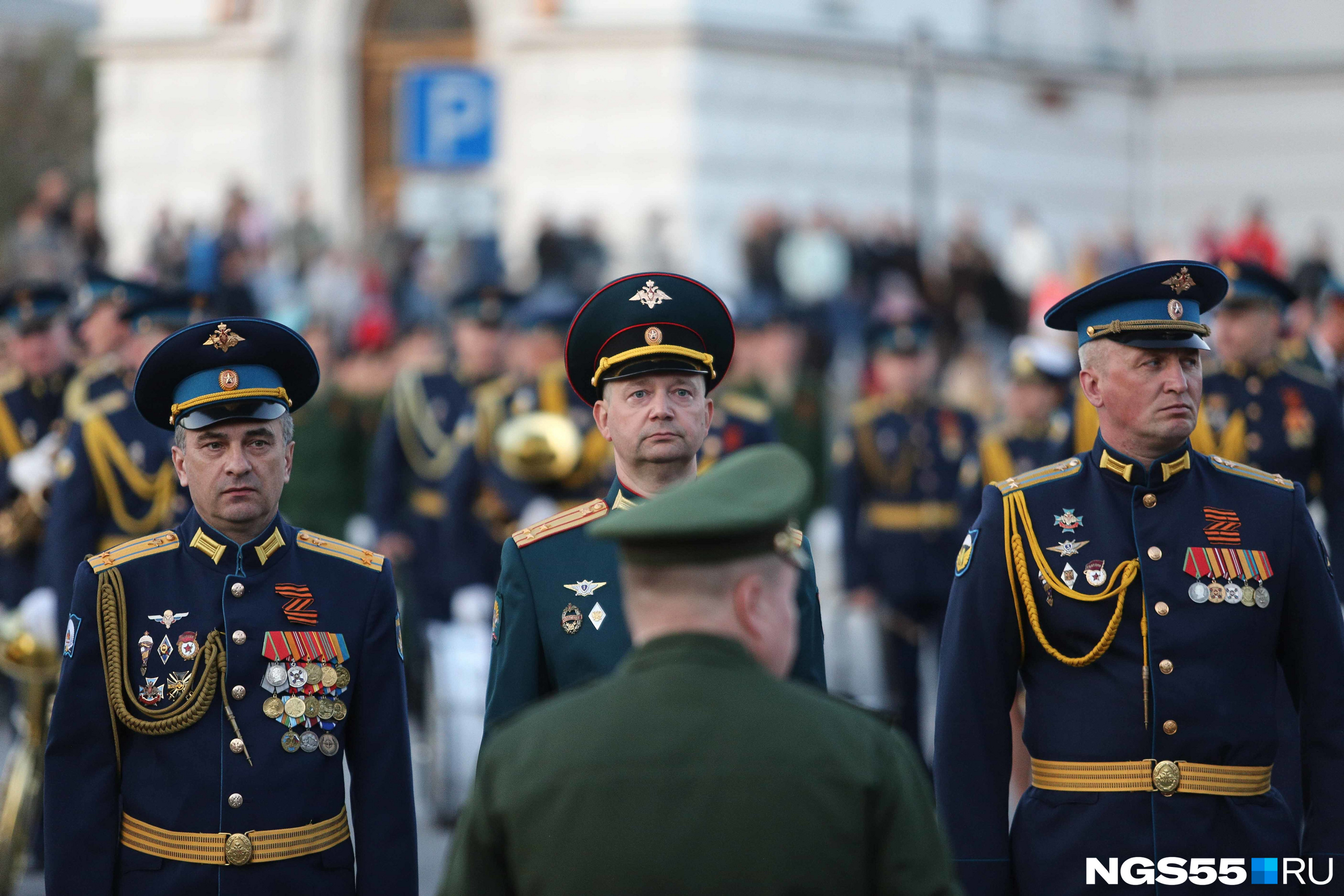 Над орденами и медалями российские офицеры закрепили георгиевские ленты — сложенные в латинскую Z
