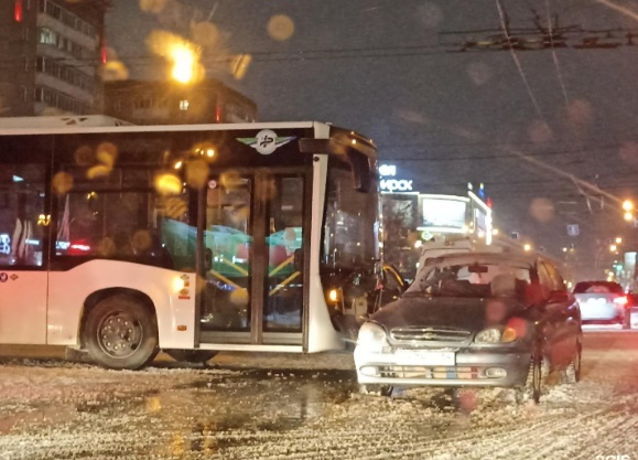 Автобус врезался в легковушку в центре Новосибирска