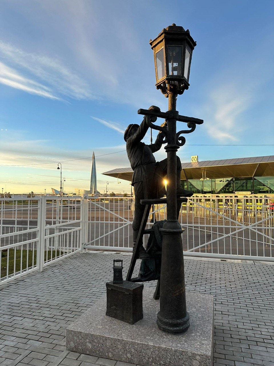 Памятник фонарщику