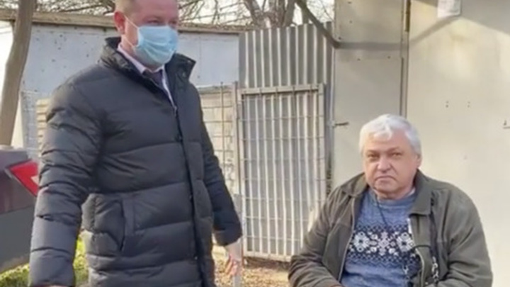 Мэр Тимашевска пообещал не ломать подъемник, который соорудил пенсионер на инвалидной коляске