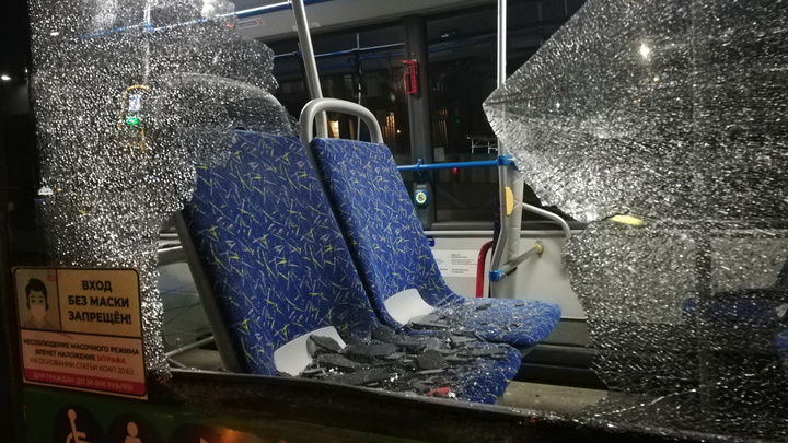«Салон засыпало осколками стекла». Около «Меги» столкнулись два пассажирских автобуса