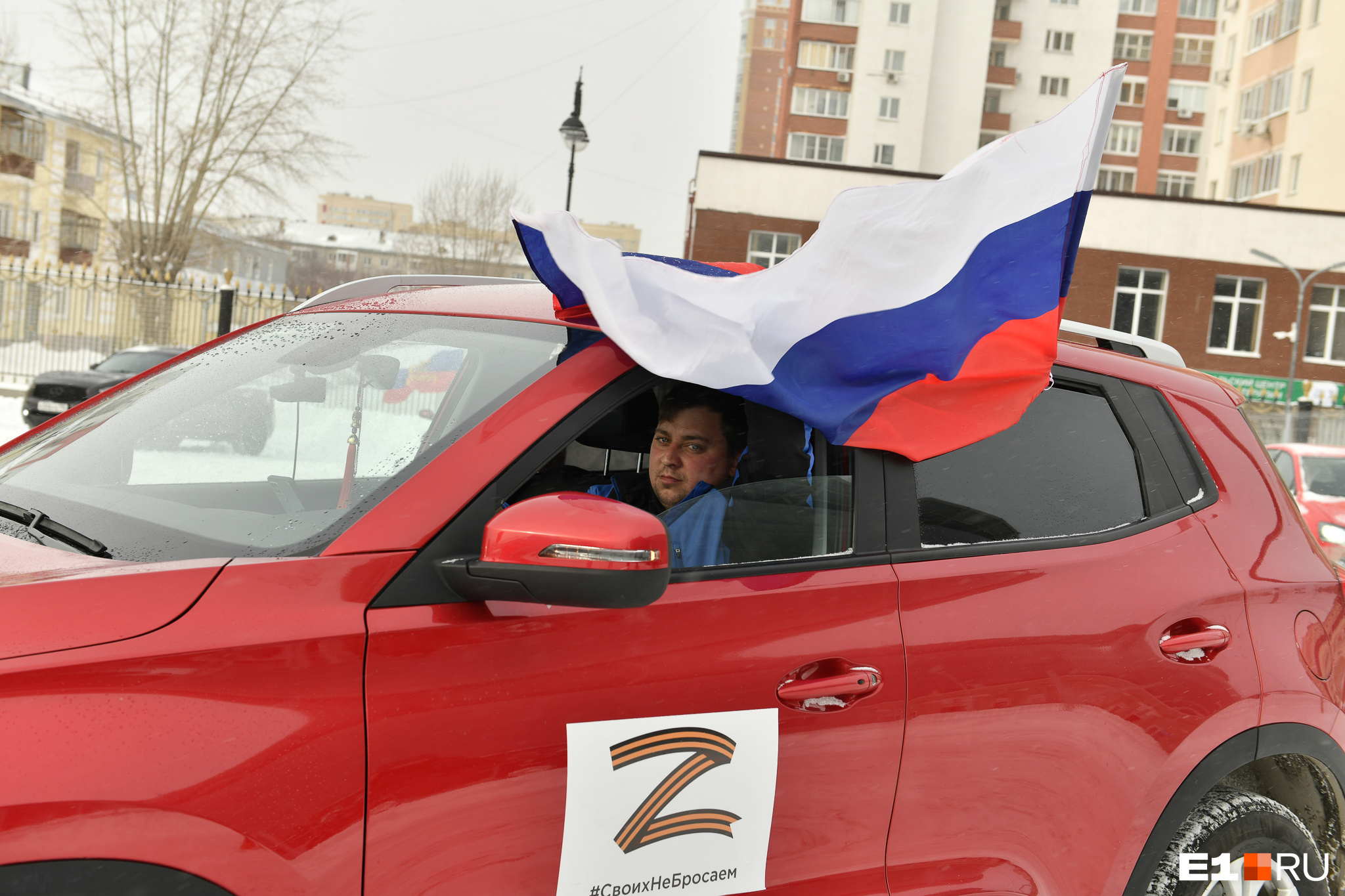 Водители пока думают, как им лучше встать, чтобы машин хватило на символ Z Водители пока думают, как им лучше встать, чтобы машин хватило на символ Z