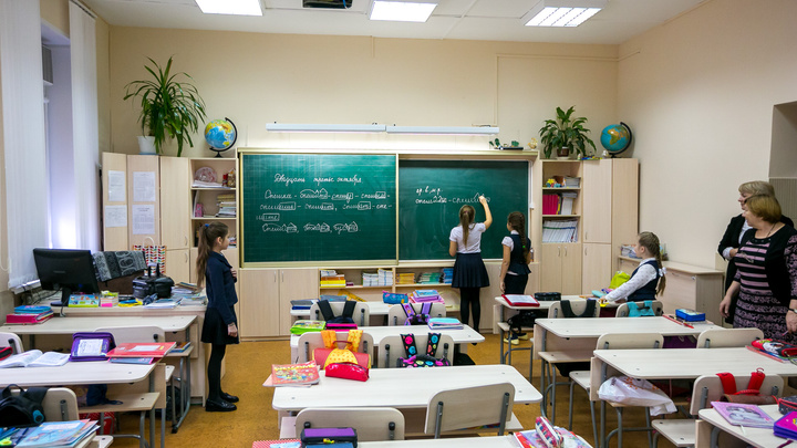 «Учителя уходят из школ в репетиторство»: что происходит с зарплатами педагогов в Красноярском крае?
