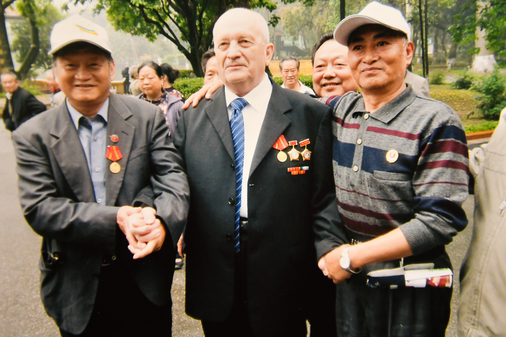 Валерий Васильевич по-прежнему поддерживает связь с друзьями из Вьетнама, где не забывают войну
