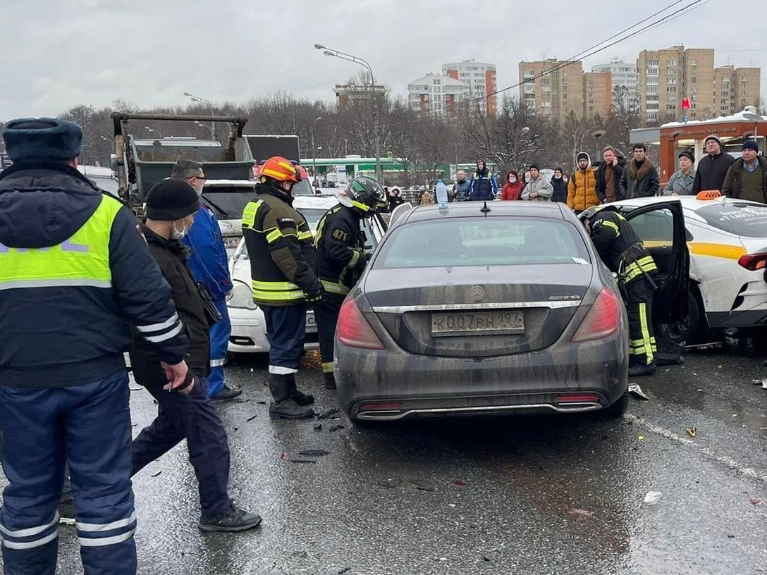 Водитель «Мерседеса», предположительно, спровоцировал массовое ДТП в Москве