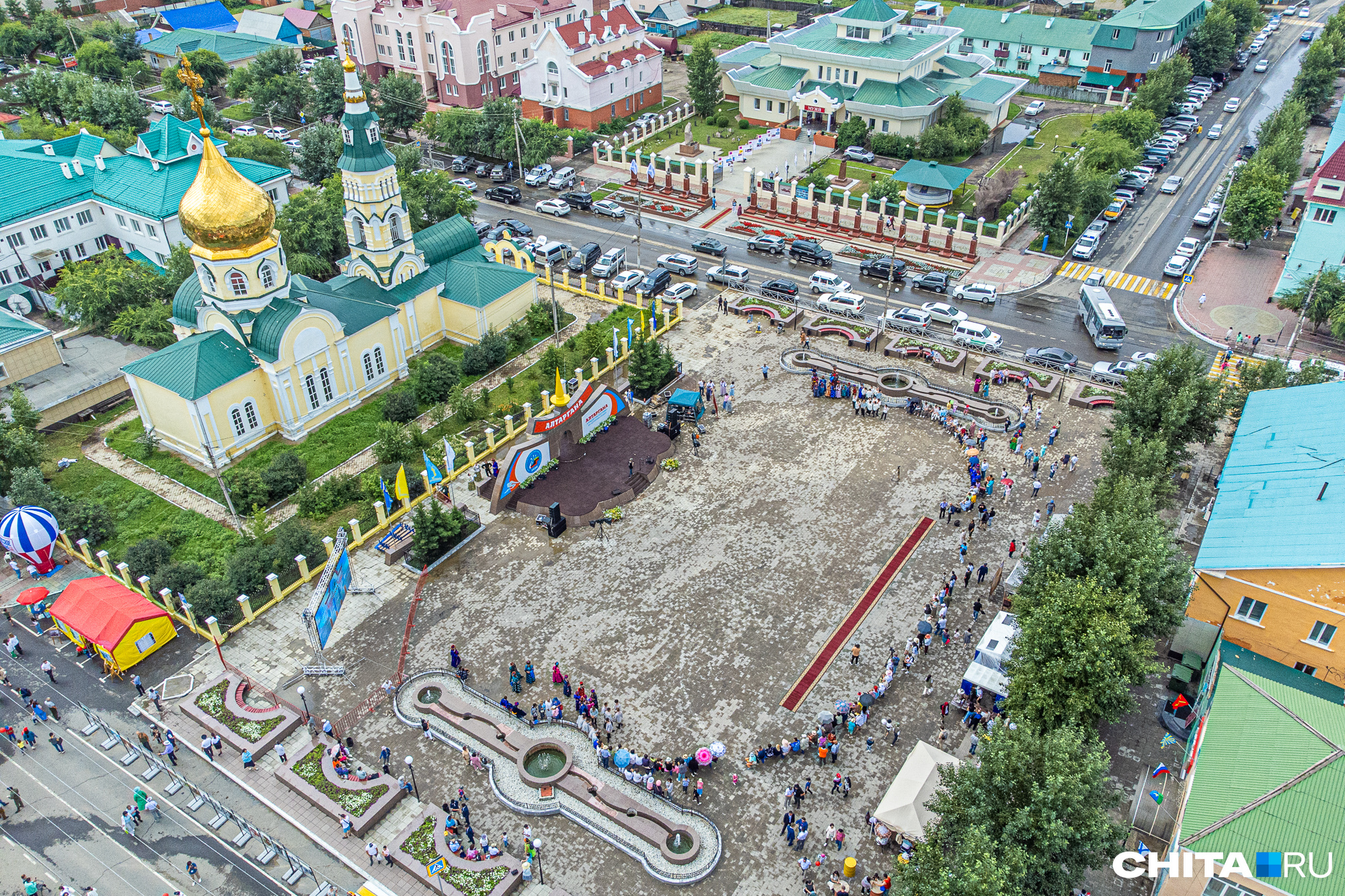 В центре разместилась сцена, а рядом — большой экран, на котором транслировали скачки, конкурс красоты и другие мероприятия фестиваля