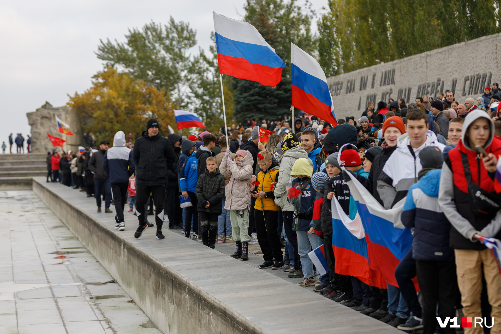 Замерзшие юнармейцы и юные спортсмены кричали, не жалея своих связок Замерзшие юнармейцы и юные спортсмены кричали, не жалея своих связок