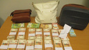 В самарском аэропорту поймали пассажира с сумками, набитыми валютой