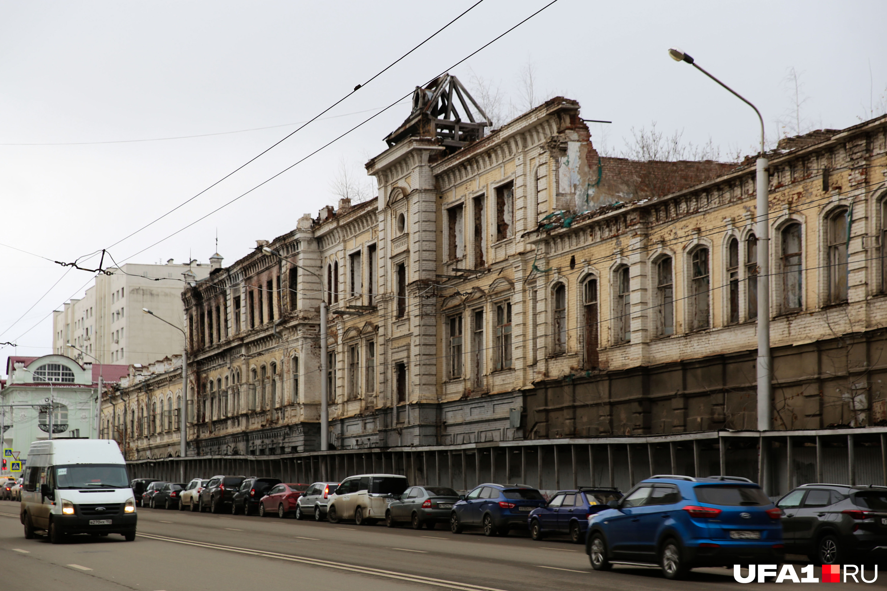 Здание сильно выбивается из общего облика города