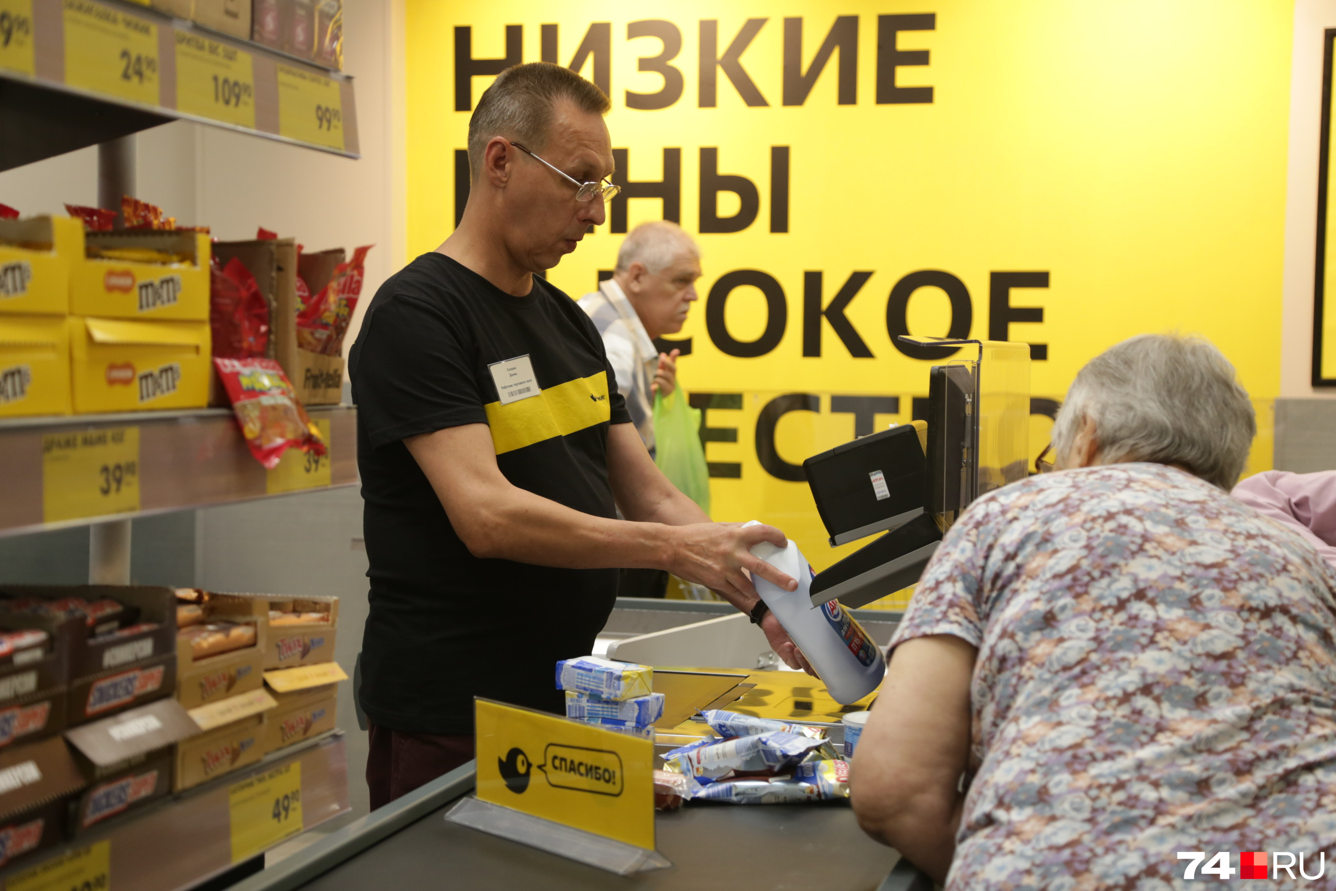 На выходе — три кассы, как в обычном супермаркете у дома На выходе — три кассы, как в обычном супермаркете у дома