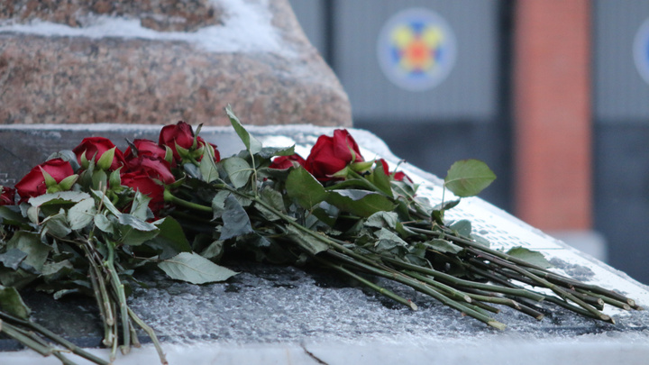 В Новокузнецке появились стихийные мемориалы погибшим в «Листвяжной»