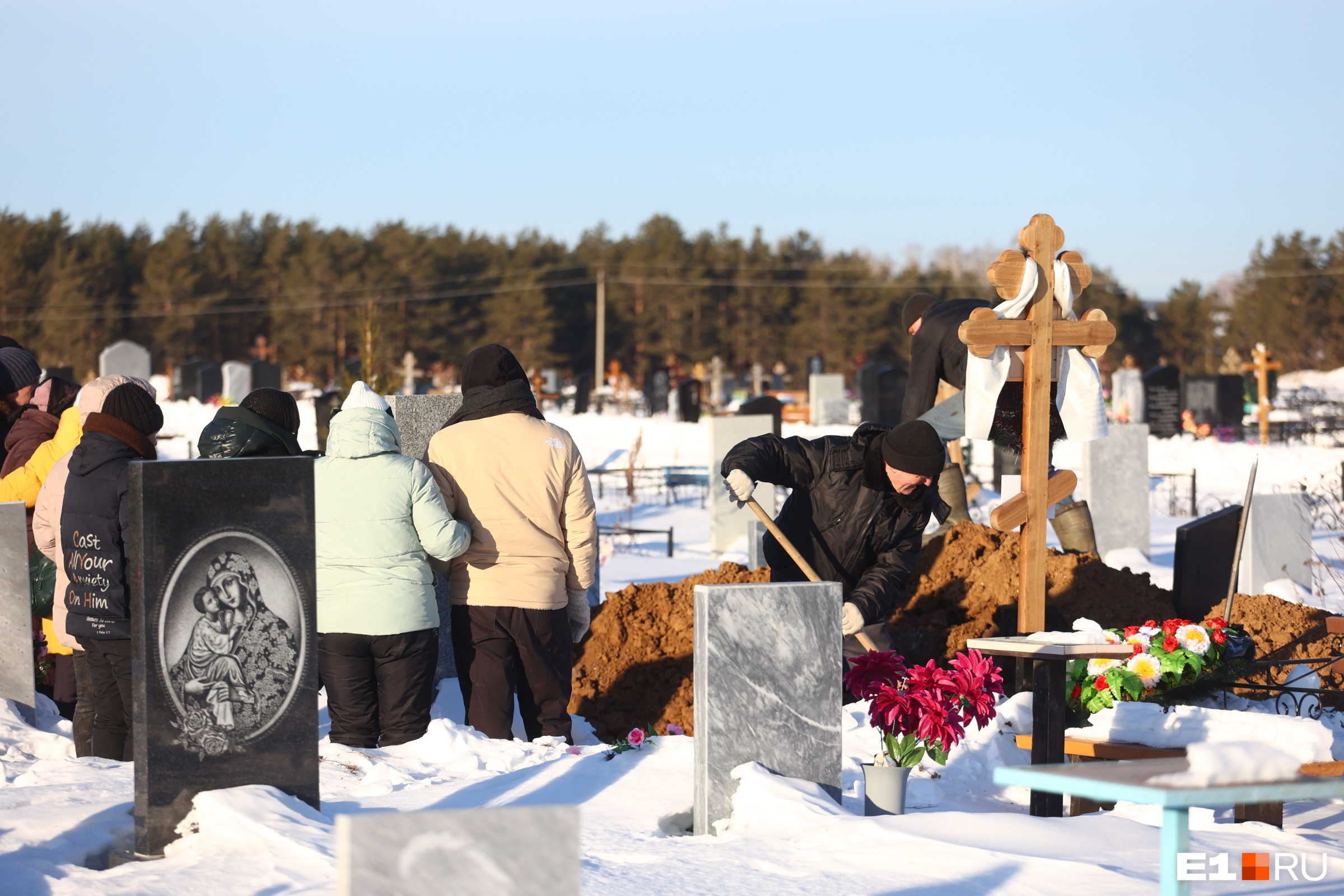 Списки погибших добровольцев. Похороны с воинскими почестями фото. Последняя фото сво 1 января.