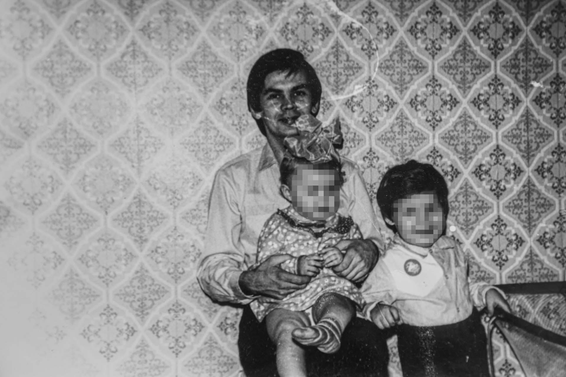 На этом снимке семья Марии Васильевны: сын и двое внуков. Внучка (в центре) уговорила бабушку оформить дарственную на квартиру