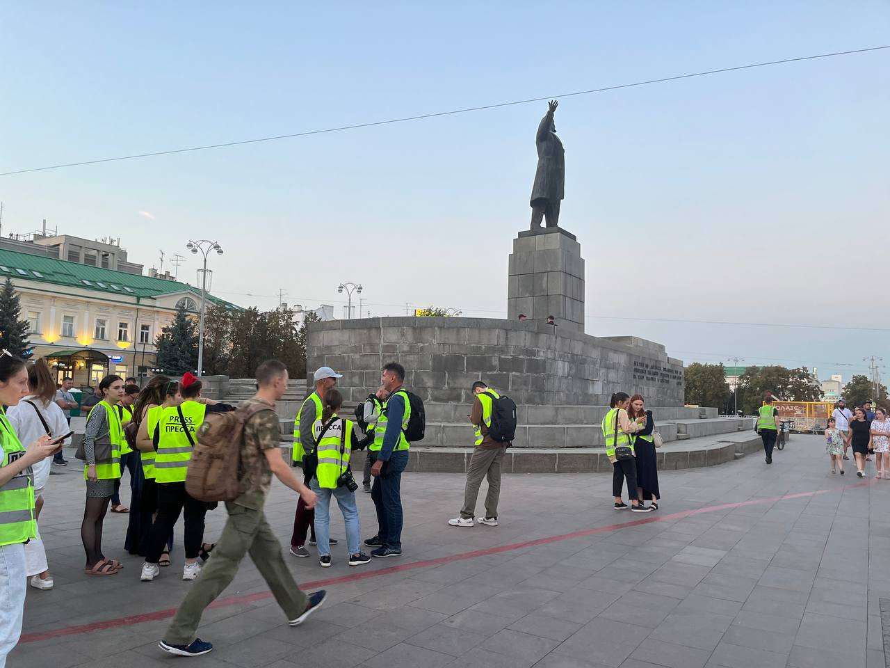 В Екатеринбурге задержали Евгения Ройзмана: жителей задерживают за тихий  протест — видео и фото 24 августа 2022 г. - 24 августа 2022 - ФОНТАНКА.ру