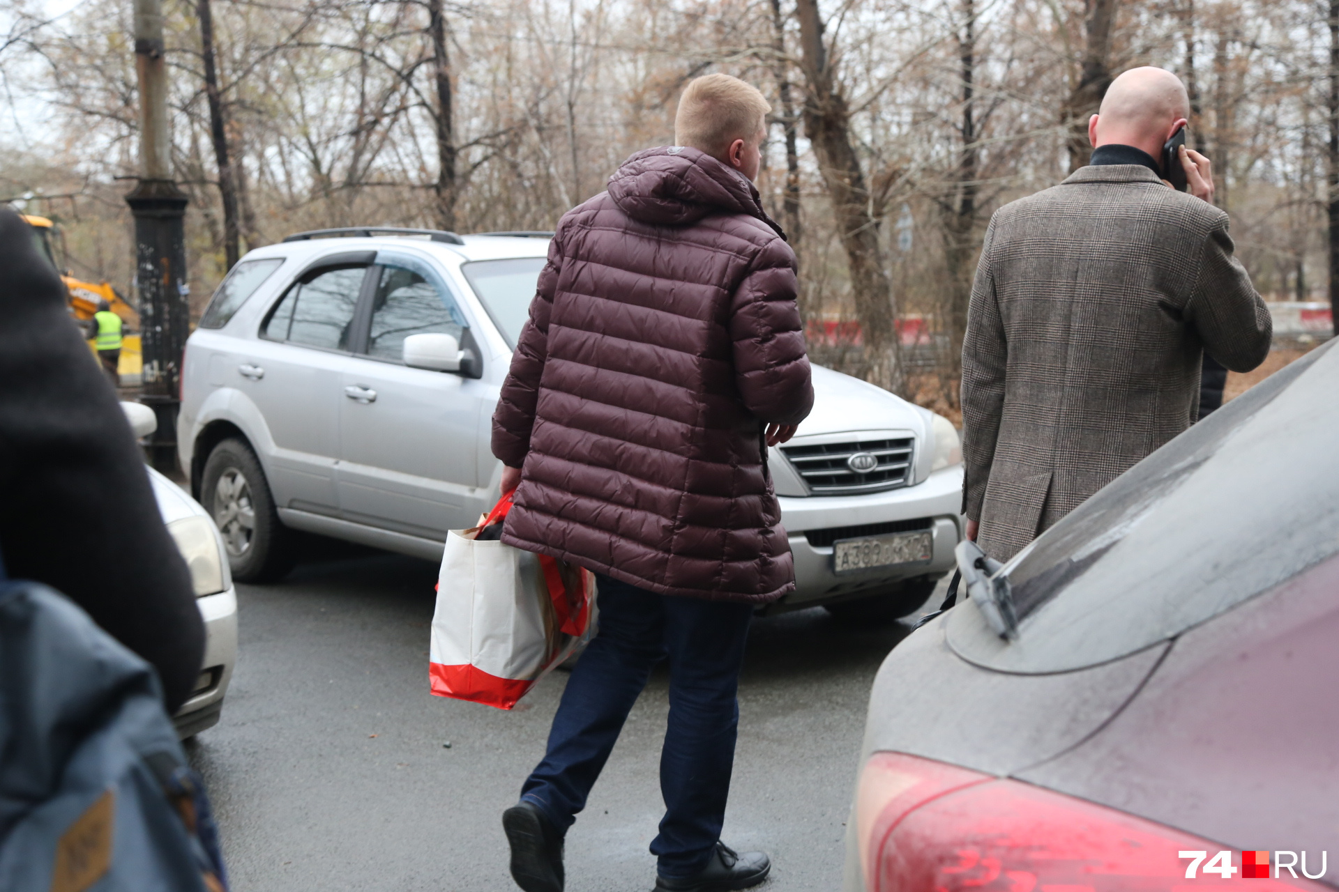 Но до вступления приговора в силу он останется под подпиской о невыезде, поэтому пока собранные вещи не пригодятся Но до вступления приговора в силу он останется под подпиской о невыезде, поэтому пока собранные вещи не пригодятся