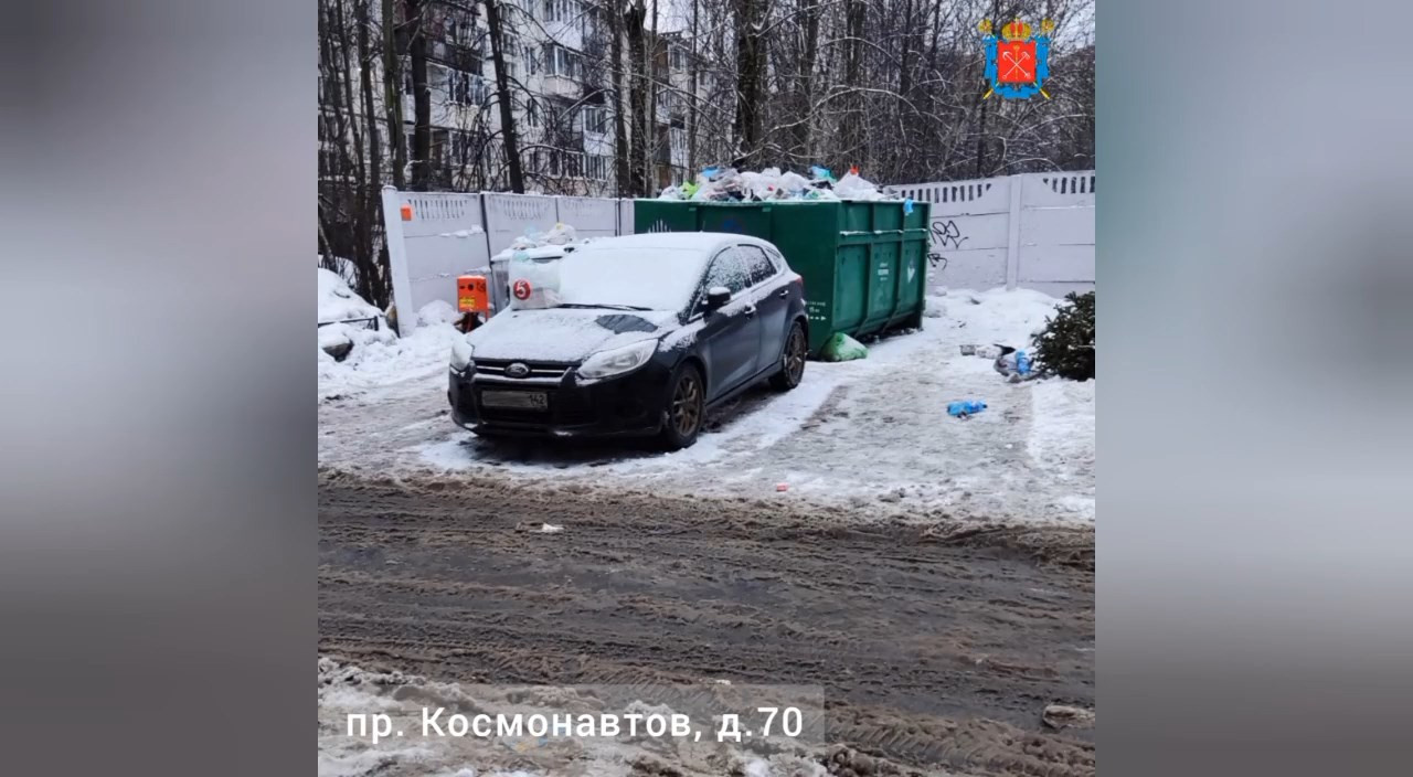 Мусорные контейнеры на юге Петербурга освободили из автомобильного плена. Машины уже успели «наградить»
