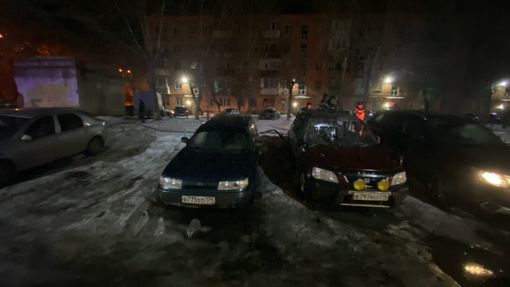 Во дворе многоэтажки в Челябинске подожгли машину. Происшествие попало на видео