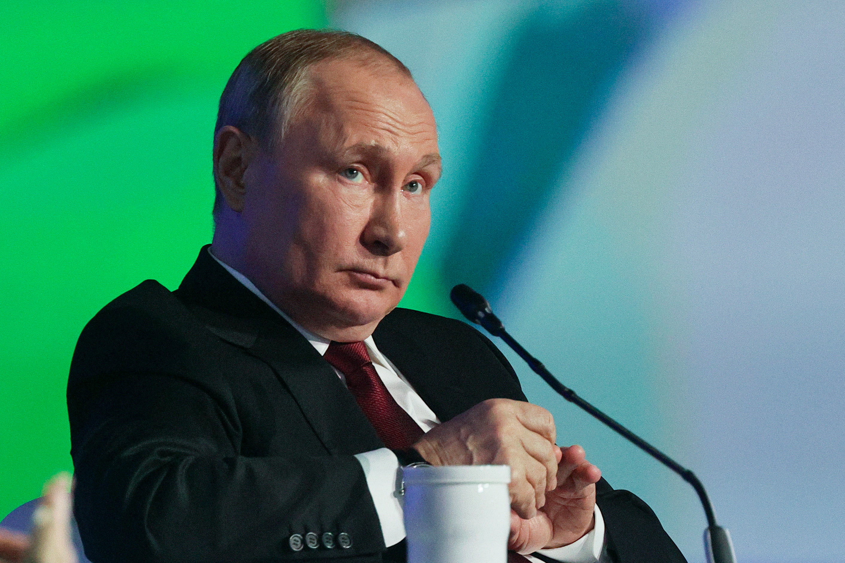 «Слухи о моей смерти сильно преувеличены»: Трансляция выступления Путина на ПМЭФ-2022