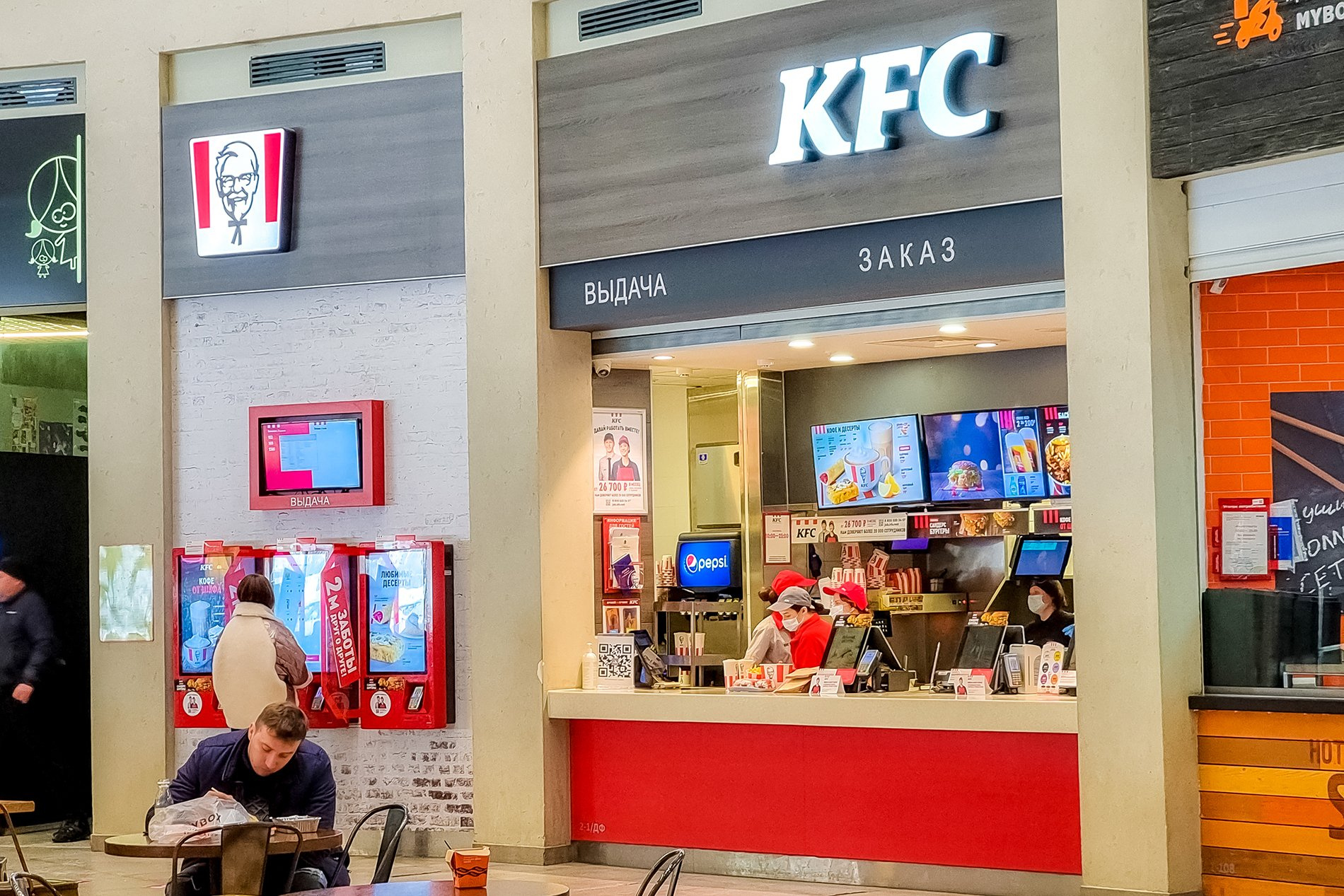Принимают заказы и в KFC, которая также объявила о приостановке операций в России Принимают заказы и в KFC, которая также объявила о приостановке операций в России