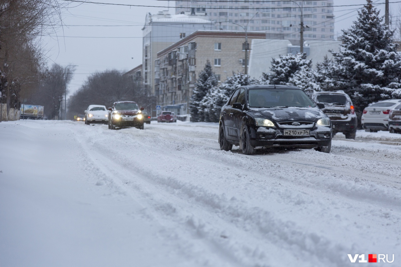 Пойдем волгоград. Зима дорога город. Зимние дороги в городе. Снег в Волгограде. Нечищенные дороги зимой фото.