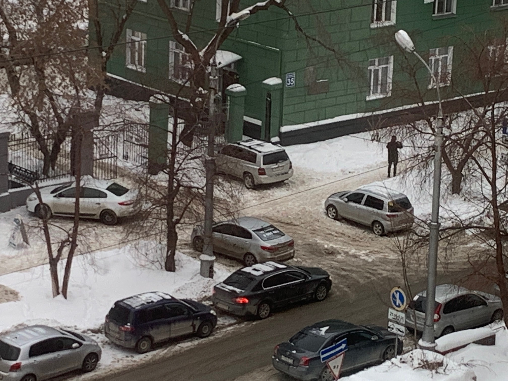 Стоянка на тротуаре Стоянка на тротуаре