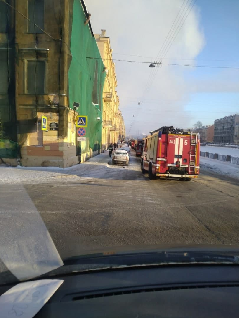 В центре Петербурга по повышенному номеру тушат пожар в доходном доме - 11  января 2022 - ФОНТАНКА.ру