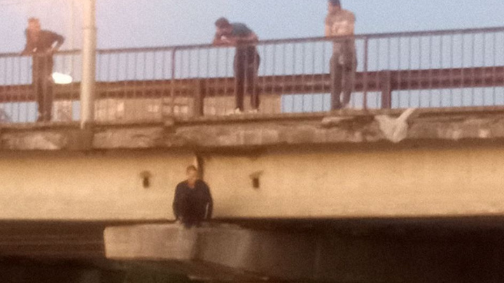 Мужчина прыгнул с моста в бурлящую реку в центре Читы — очевидец
