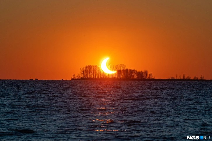 На Бердском заливе можно было наблюдать, как красный месяц уходит под воду