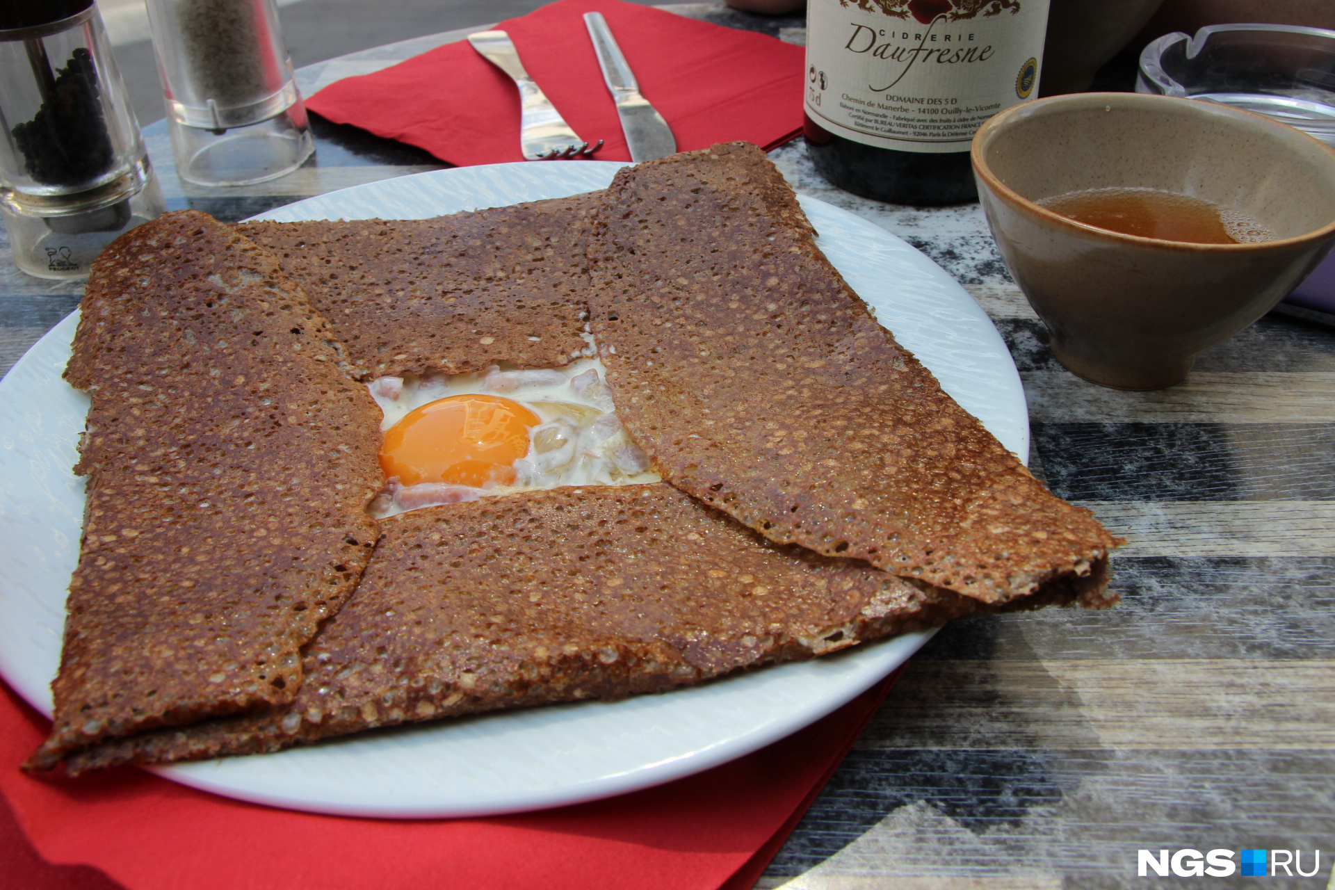 Гречневый блин galette complete во французской блинной