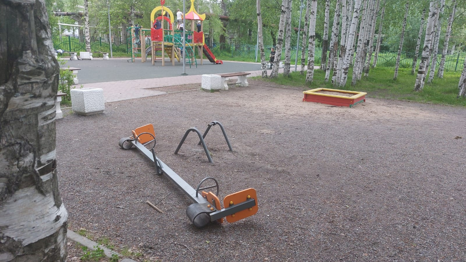 По словам главы, качели были исправны, без брака По словам главы, качели были исправны, без брака