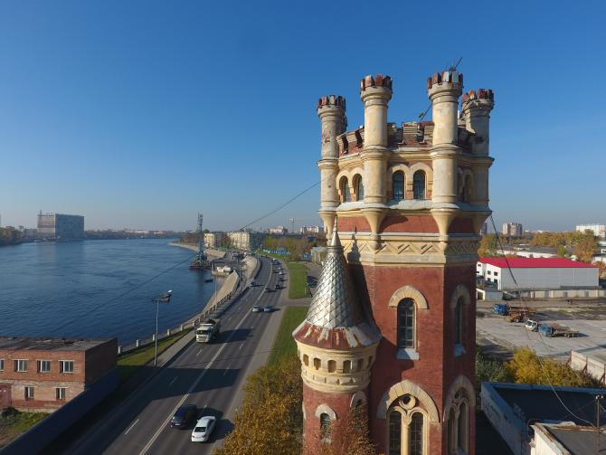 Историческую водонапорную башню на Октябрьской набережной снова продают. По ней пристреливали пушки Обуховского завода