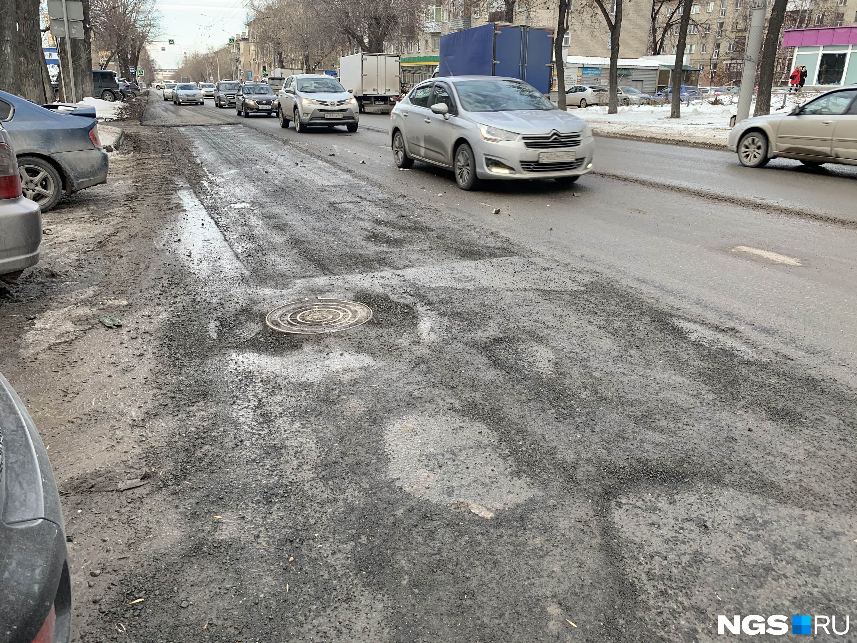 Асфальт исчезает в полосе