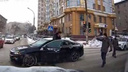 Пешеход с револьвером напал на новосибирского шоумена из-за автомобильного маневра — потасовка попала на видео