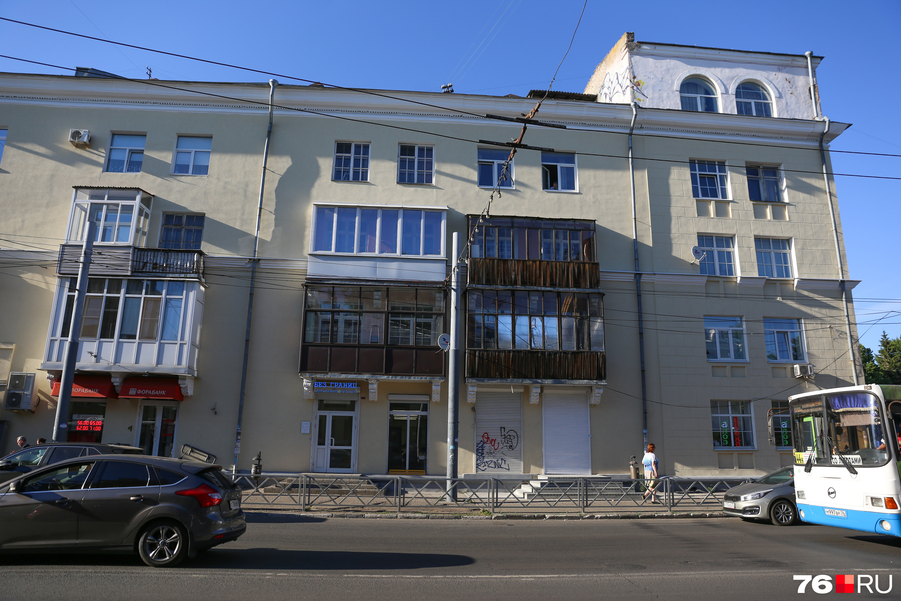 Ну что ж, погнали. Первое здание на нашем пути... Узнали? Ну что ж, погнали. Первое здание на нашем пути... Узнали?