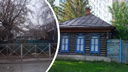В центре Новосибирска забором перегородили въезд к частным домам: жители не могут выезжать из дворов